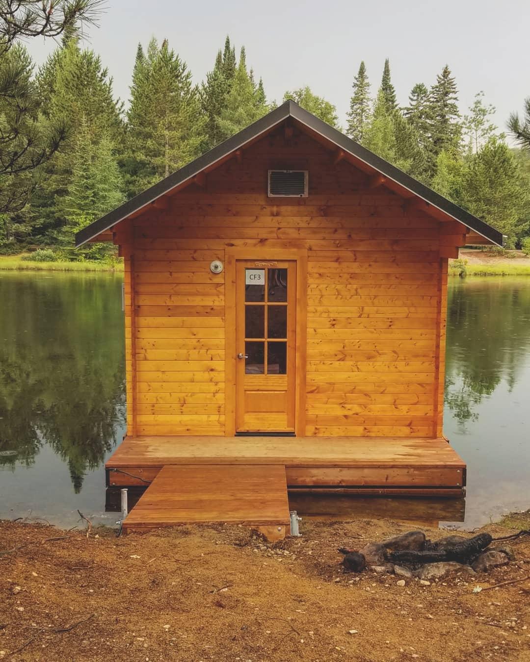 Maison flottante sur etang 01